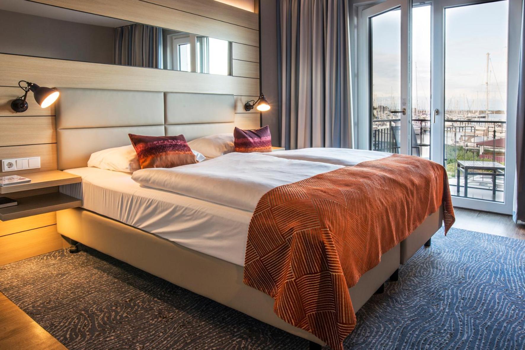 Hafenhotel Meereszeiten Heiligenhafen Esterno foto