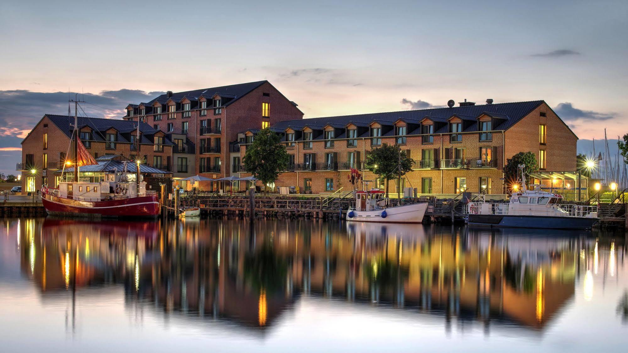 Hafenhotel Meereszeiten Heiligenhafen Esterno foto