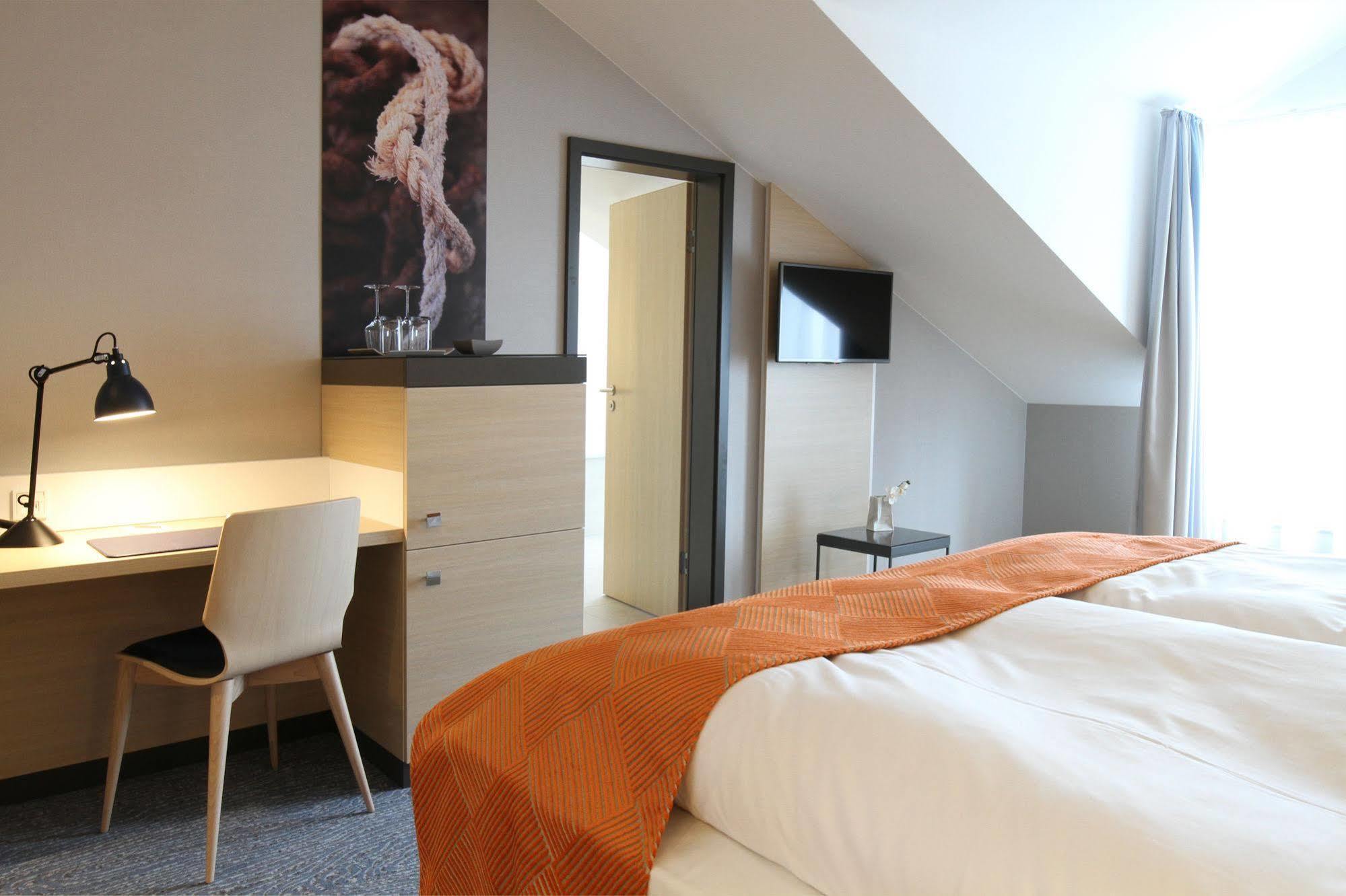Hafenhotel Meereszeiten Heiligenhafen Esterno foto