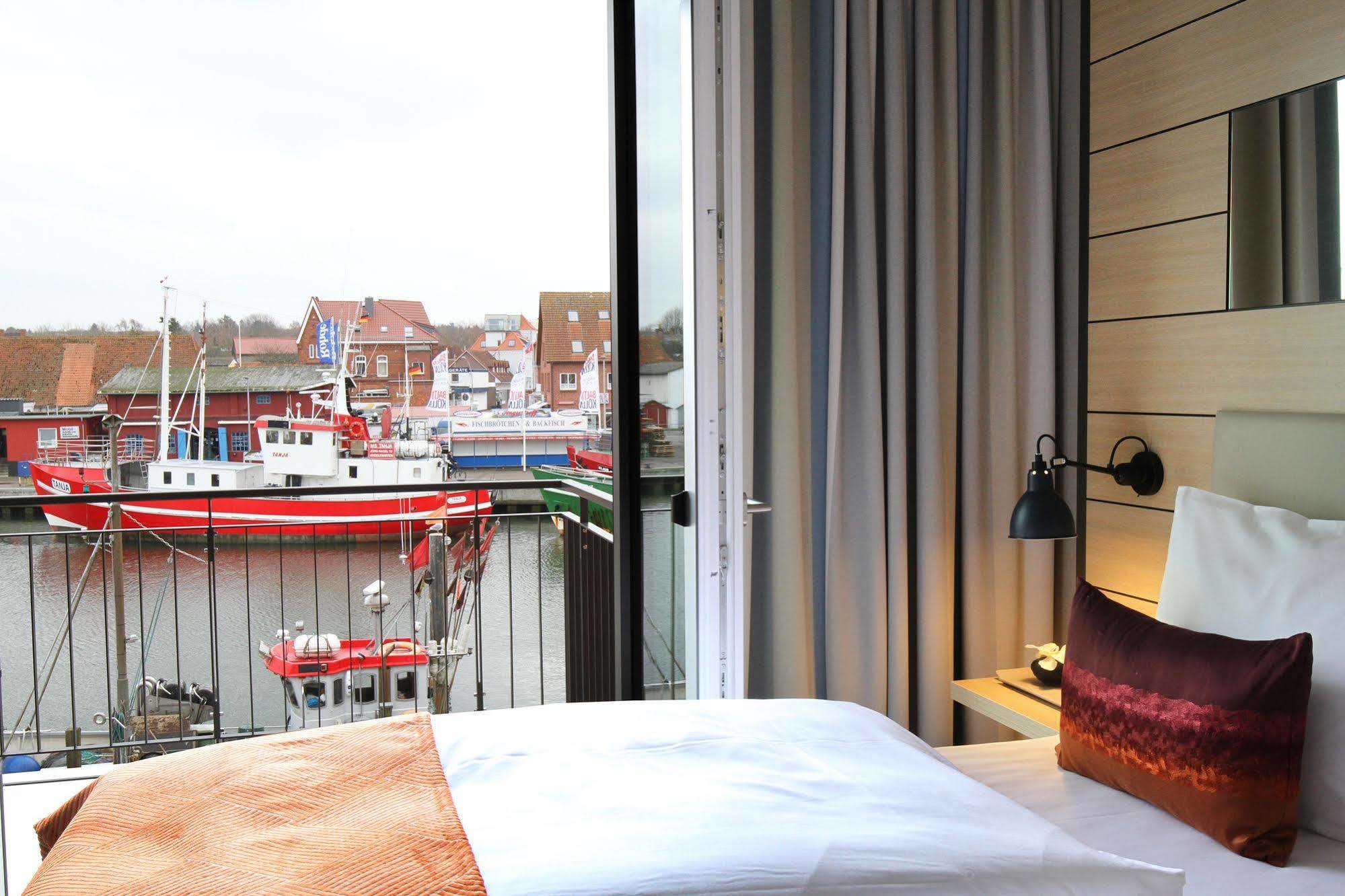 Hafenhotel Meereszeiten Heiligenhafen Esterno foto